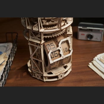 Sky Watcher. Zegar Stołowy z Tourbillonem